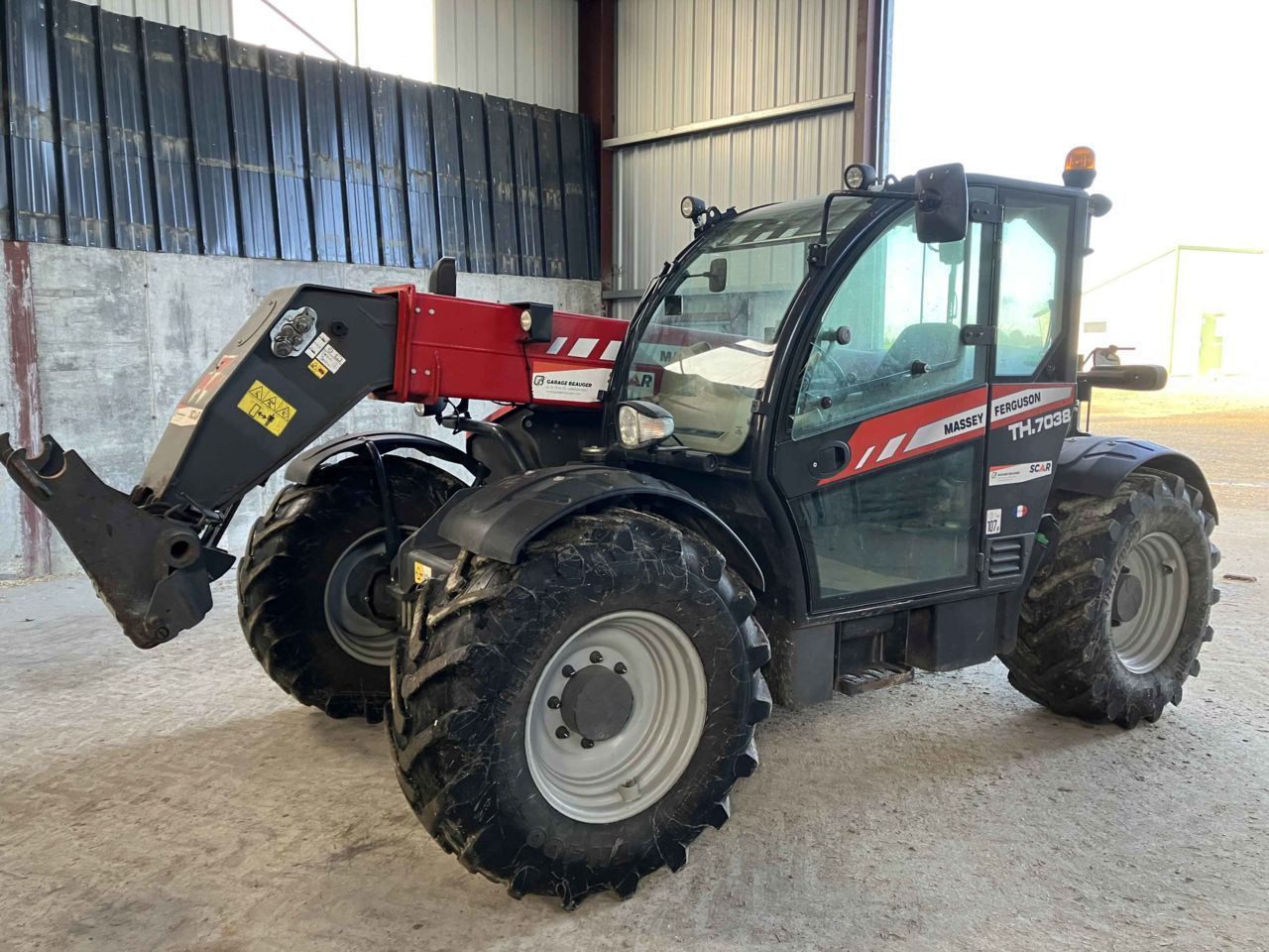 E-FARM: Massey Ferguson th 7038 - Ładowacz teleskopowy - id XY56XXE - 60 000 € - Rok produkcji: 2019 - Motogodziny: 2950,Francja