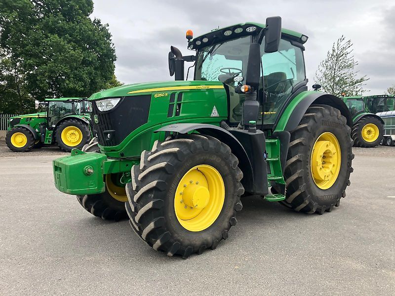 E-FARM: John Deere 6250 R - Traktor - id IJ4W6IJ - 136.316 € - Baujahr: 2022 - Abgelesene Motorstunden: 2.425,Motorleistung (PS): 250,Vereinigtes Königreich
