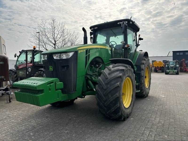 E-FARM: John Deere 8260 R - Tractor - id GQ7IS16 - €72,500 - Year of construction: 2013 - Engine hours: 7,800,Engine power (HP): 260,Germany