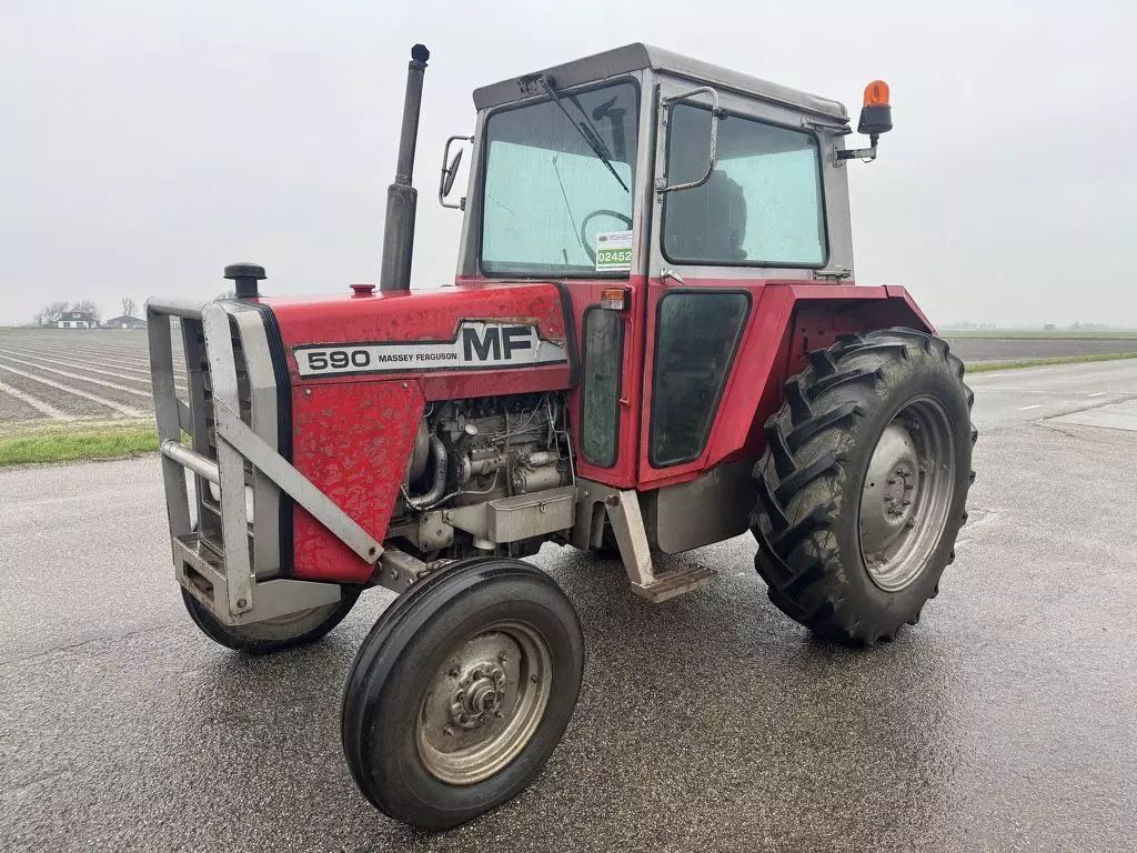 Massey Ferguson 590 Traktor