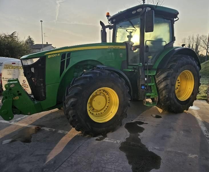 E-FARM: John Deere 8320 R - Трактор - id 2IHJN3L - 165 000 € - Год выпуска: 2018 - Отработанные часы: 5 200,Мощьность двигателя: 307,Италия