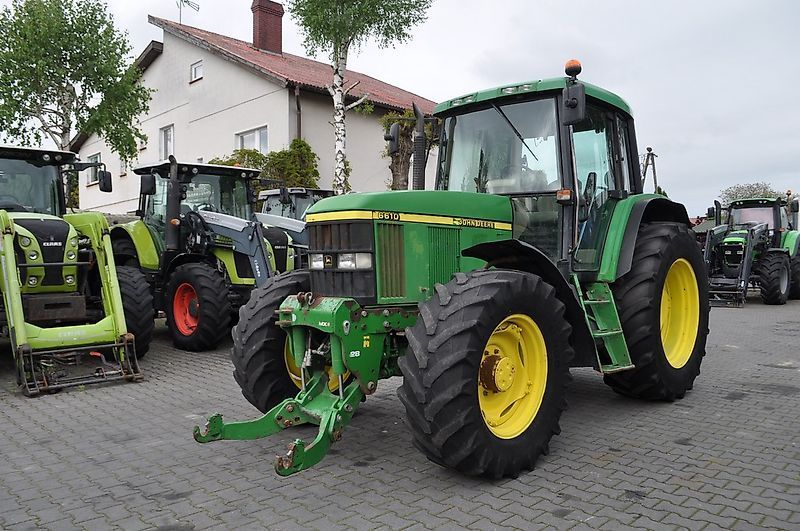 E-FARM: John Deere 6610 - Tractor - id AJCRXUC - €26,299 - Year of construction: 2002 - Engine hours: 5,500,Engine power (HP): 115,Poland