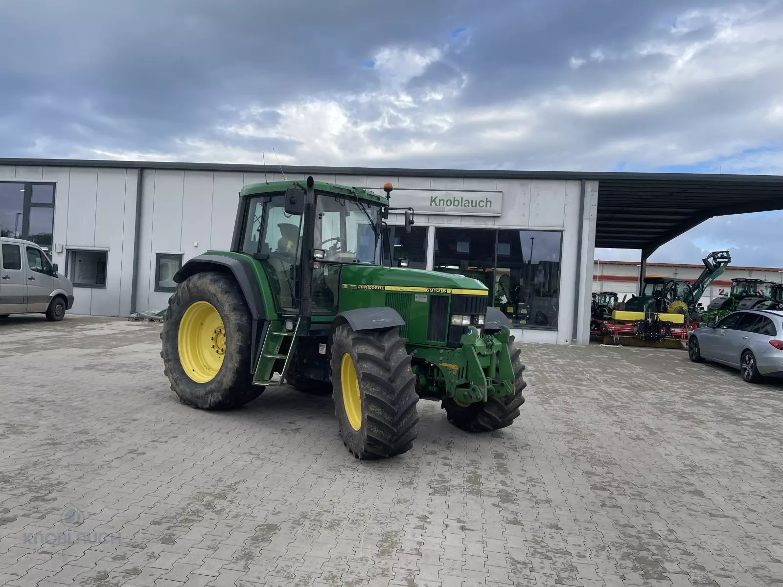 E-FARM: John Deere 6910S - Tractor - id X2LEPAA - €30,000 - Year of construction: 2001 - Engine hours: 11,750,Engine power (HP): 150,Germany