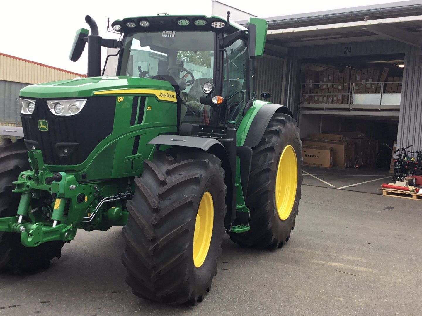E-FARM: John Deere 6R 215 - Traktor - id 8EMR8YP - 192.750 € - Baujahr: 2024 - Abgelesene Motorstunden: 10,Motorleistung (PS): 215,Österreich