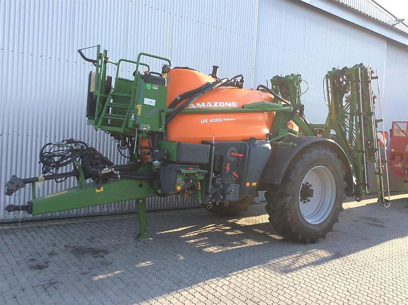 E-FARM: Amazone UX 4200 Special (18) - Sprayer - id ME7D7T7 - €80,000 - Year of construction: 2021 - Germany
