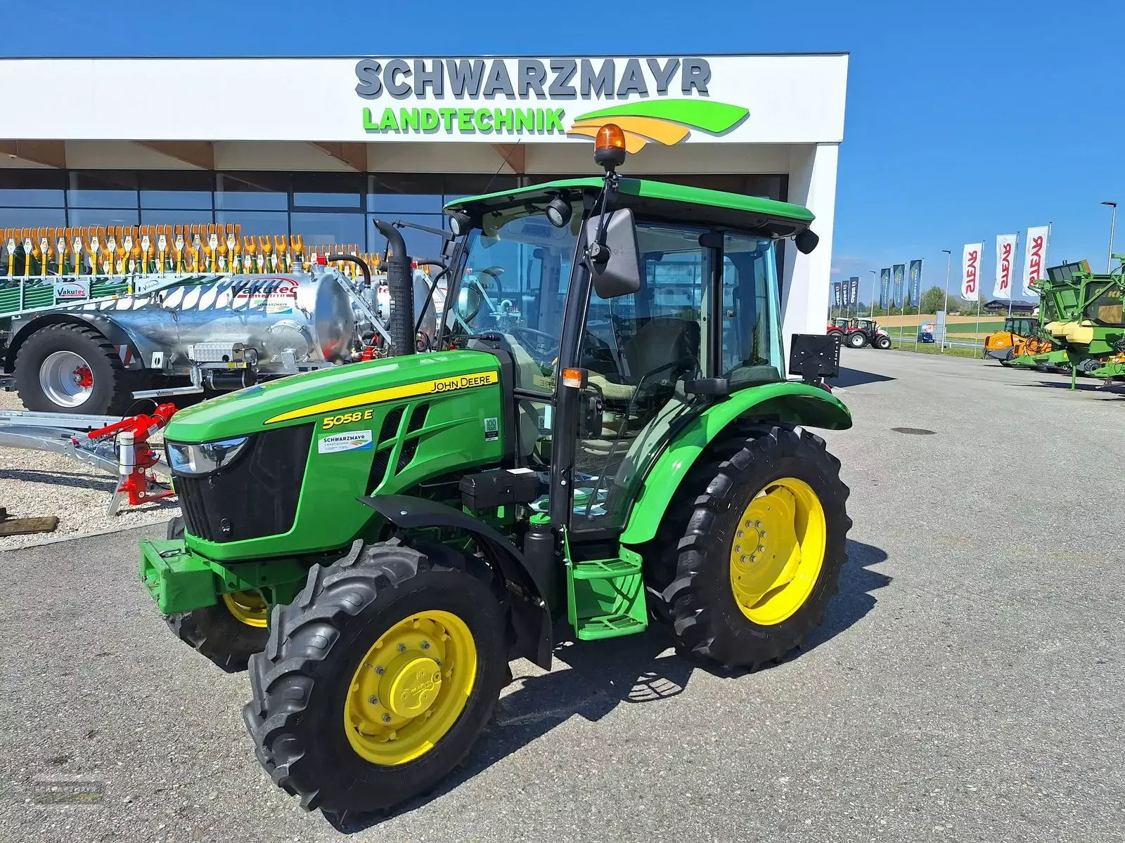 E-FARM: John Deere 5058 E - Traktor - id ESGDQHT - 34.956 € - Baujahr: 2018 - Abgelesene Motorstunden: 635,Motorleistung (PS): 60,Österreich