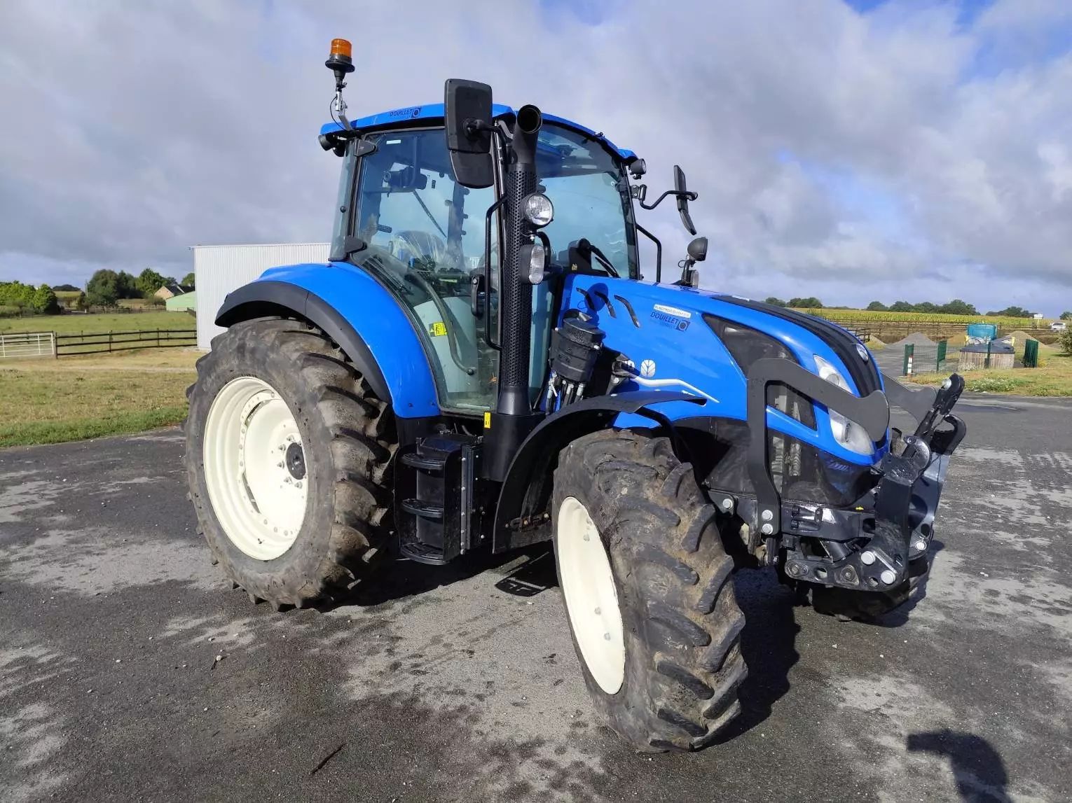 E-FARM: New Holland T5.100 EC - Tractor - id I7QUHH7 - 73.000 EUR - Anul: 2023 - Citeste ore: 688,Muterea motorului: 100,Franța
