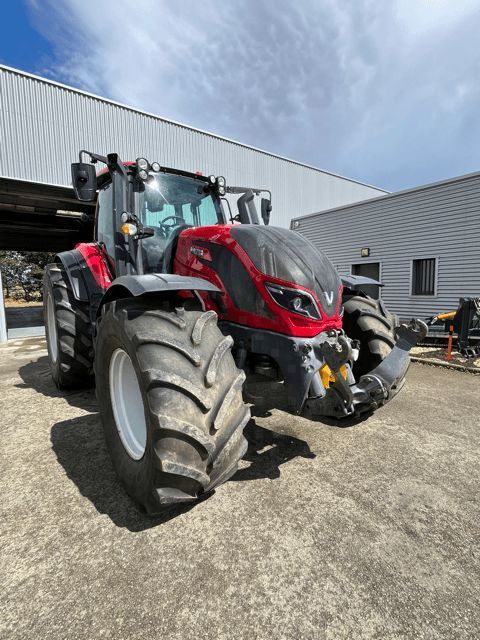 E-FARM: Valtra T214 Direct - Tractor - id CDMAWFA - €76,000 - Year of construction: 2020 - Engine hours: 5,510,Engine power (HP): 215,France