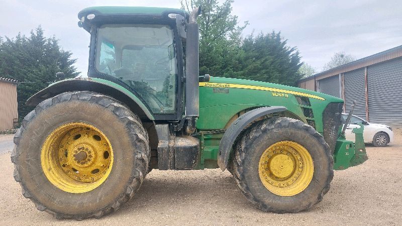 E-FARM: John Deere 8245 R - Trattore - id MXTWDC1 - 89.000 € - Anno di costruzione: 2010 - Ore: 7.100,Potenza del motore: 245,Francia