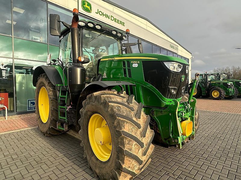 John Deere 6250 R Tractor €112,284