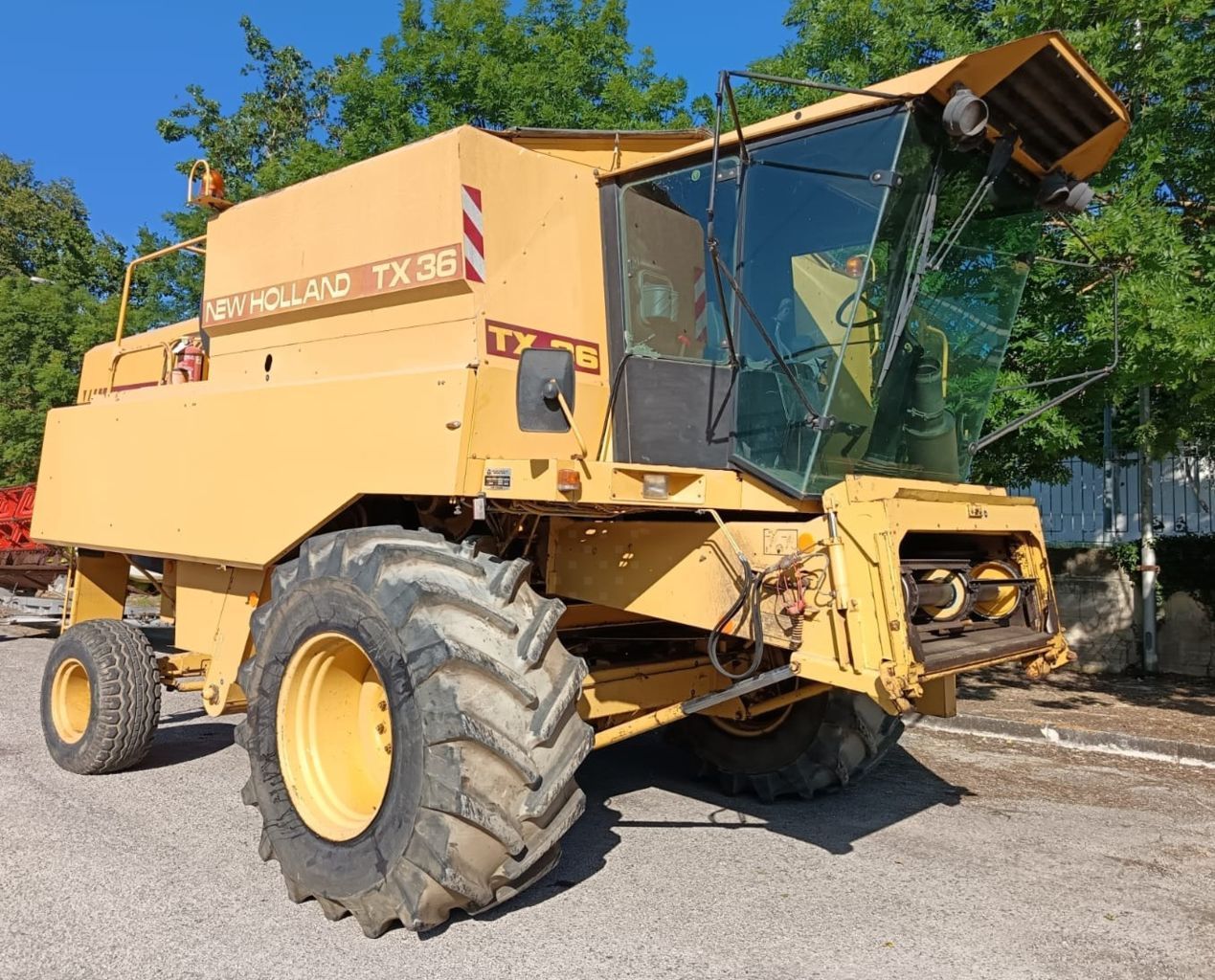 E-FARM: New Holland TX 36 - Moissoneuse-batteuse - id UVRJCHK - 17 000 € - Année: 1992 - Lecture du nombre d'heure: 6 366,Italie