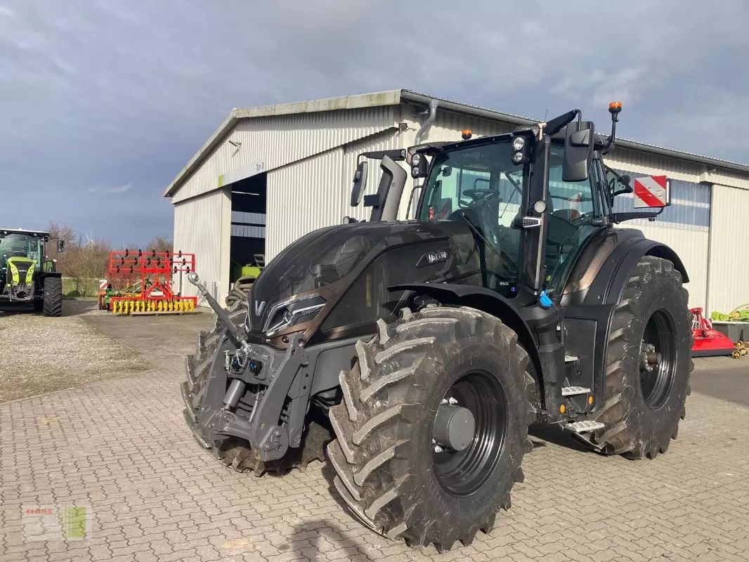 E-FARM: Valtra Q245 - Traktor - id PRZXMWA - 175.000 € - Baujahr: 2023 - Abgelesene Motorstunden: 85,Motorleistung (PS): 245,Deutschland