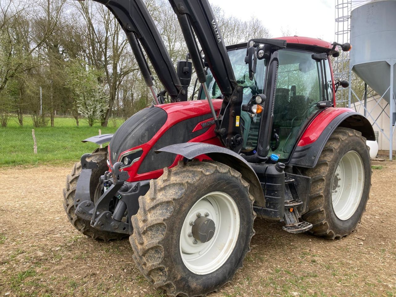 E-FARM: Valtra N134 HiTech - Tractor - id 1AZI1LV - 42.000 € - Año: 2016 - Horas: 8000,Potencia del motor: 135,Francia