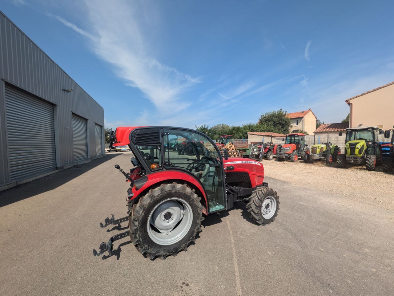 E-FARM: mc cormick x3 80 f cabine bulle - Tracteur - id 2BEE44A - 38 900 € - Année: 2023 - Lecture du nombre d'heure: 6,Puissance du moteur (chevaux): 80,France