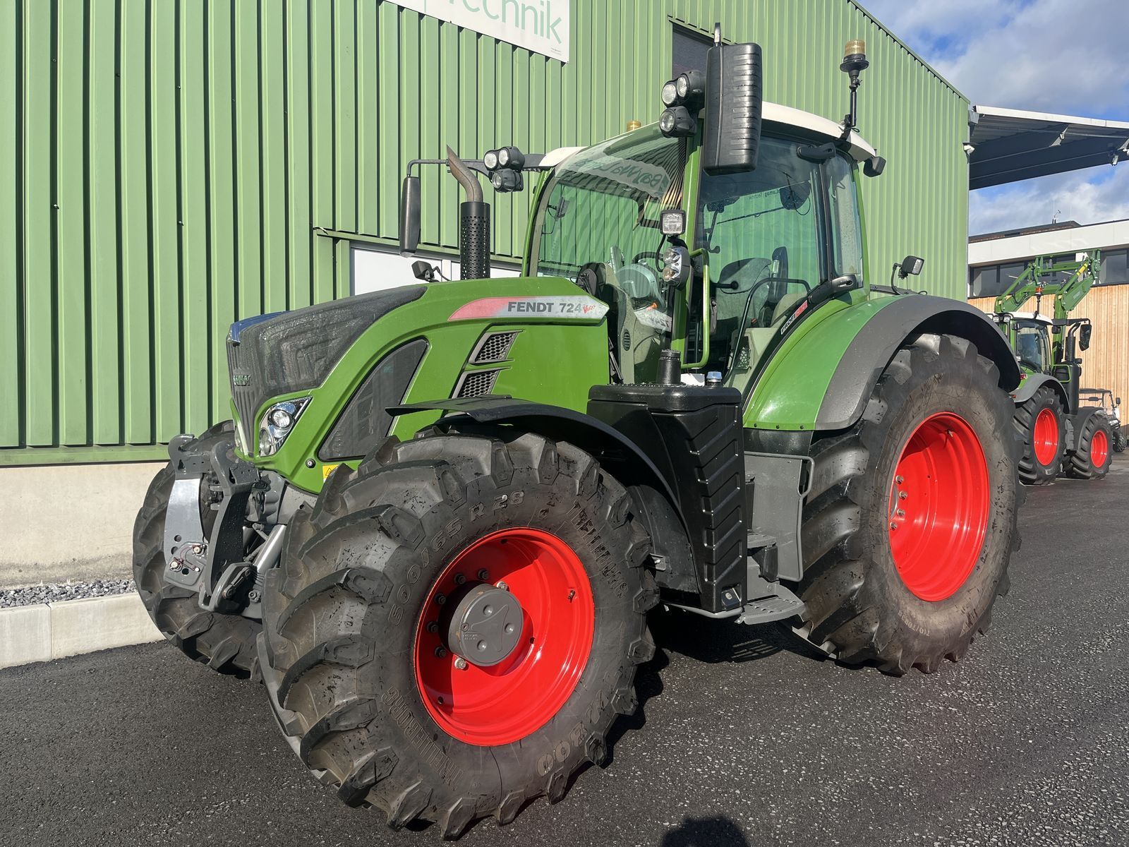 E-FARM: Fendt 724 Vario - Tracteur - id ZJXSBVA - 98 000 € - Année: 2017 - Lecture du nombre d'heure: 8 040,Puissance du moteur (chevaux): 237,Autriche