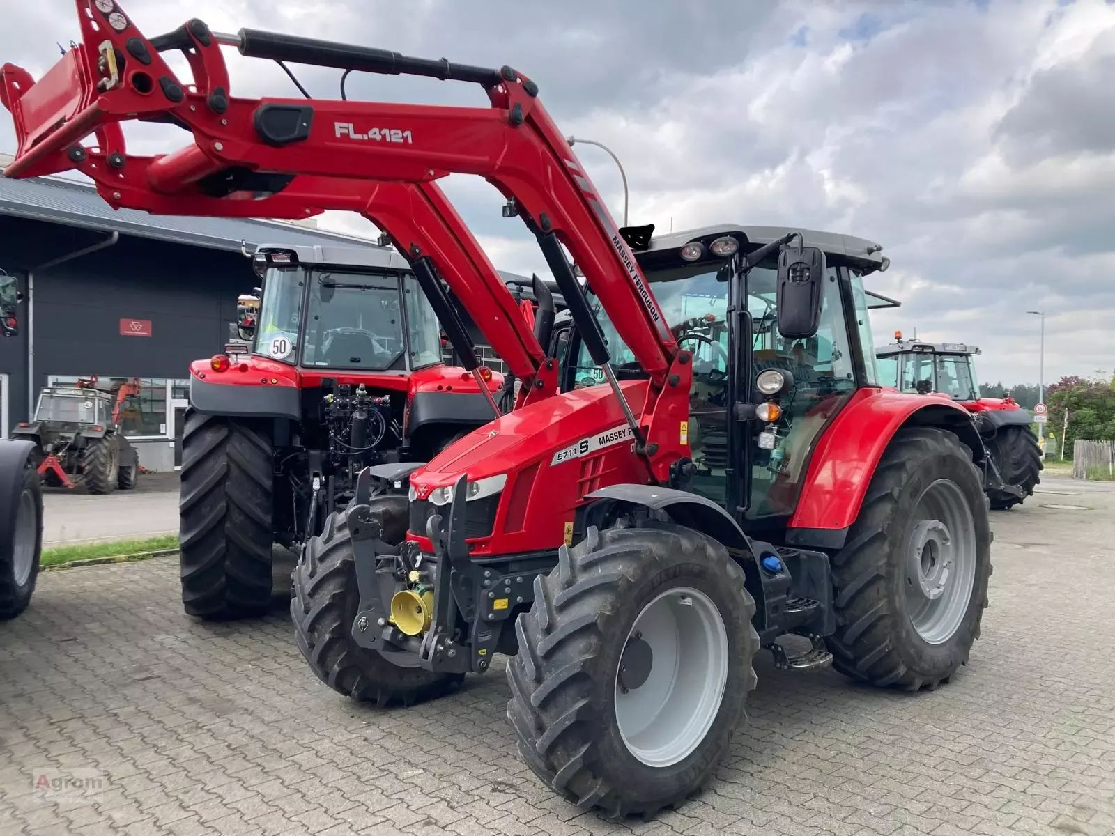 E-FARM: Massey Ferguson 5711 - Traktor - id UF5WJC3 - 72 000 € - Rok výroby: 2019 - Hodiny motoru: 1 400,Výkon motoru (HP): 110,Německo