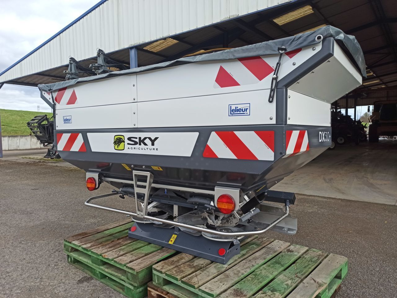 E-FARM: Sky Agriculture dx 30 - Trąšų barstytuvas - id 68HTHD2 - 12 500 € - Gamybos metai: 2024 - Prancūzija