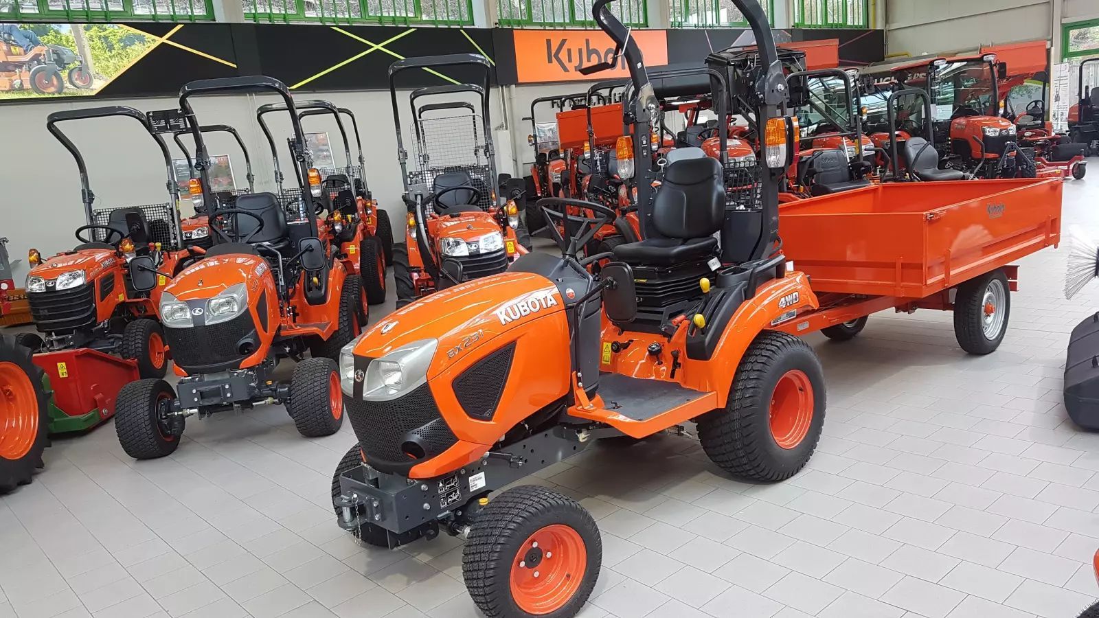 E-FARM: Kubota bx231 allrad - Traktor - id DZY2XD8 - 14.600 € - Baujahr: 2025 - Abgelesene Motorstunden: 1,Motorleistung (PS): 22,Deutschland