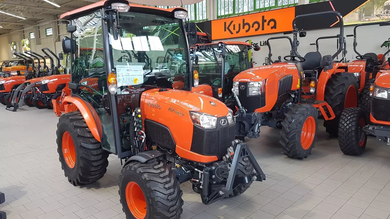 E-FARM: Kubota b2-261 h cab - Traktor - id ZYZTSCZ - 29.850 € - Leto izgradnje: 2025 - Število ur motorja: 1,Moč motorja (HP): 24,Nemčija