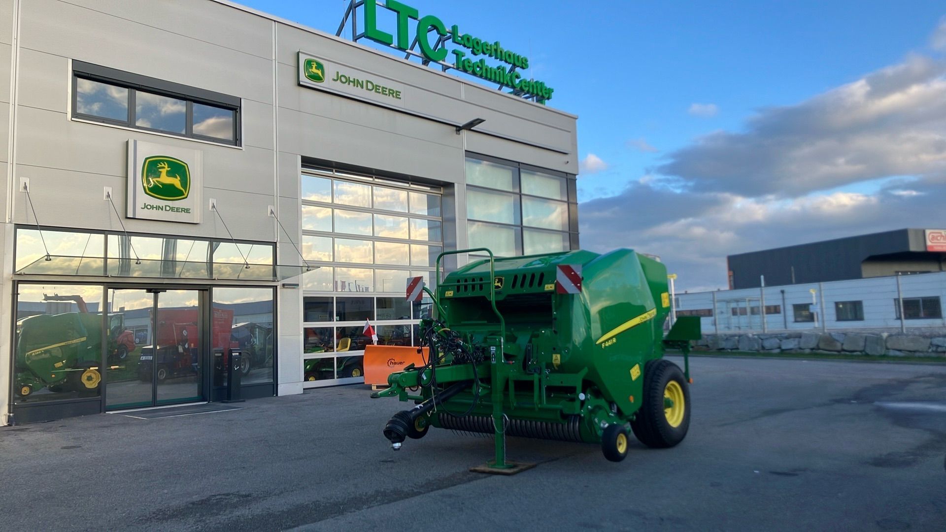 E-FARM: John Deere F441R - Балопреса - id SJZSWCQ - 53 325 € - Година на построяване: 2023 - Австрия