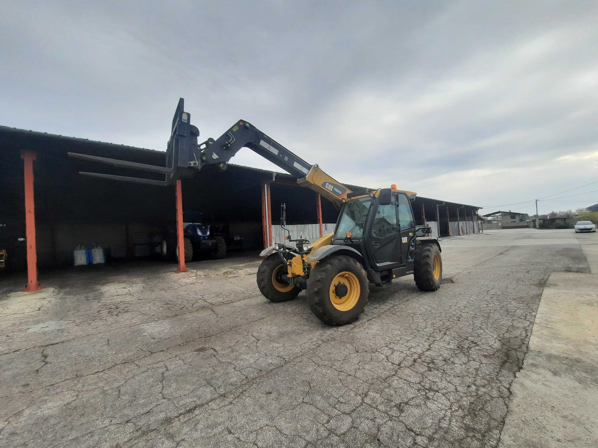 E-FARM: Caterpillar TH 357D - Ładowacz teleskopowy - id DV2CFW9 - 64 500 € - Rok produkcji: 2018 - Motogodziny: 2071,Moc silnika: 112,Bułgaria
