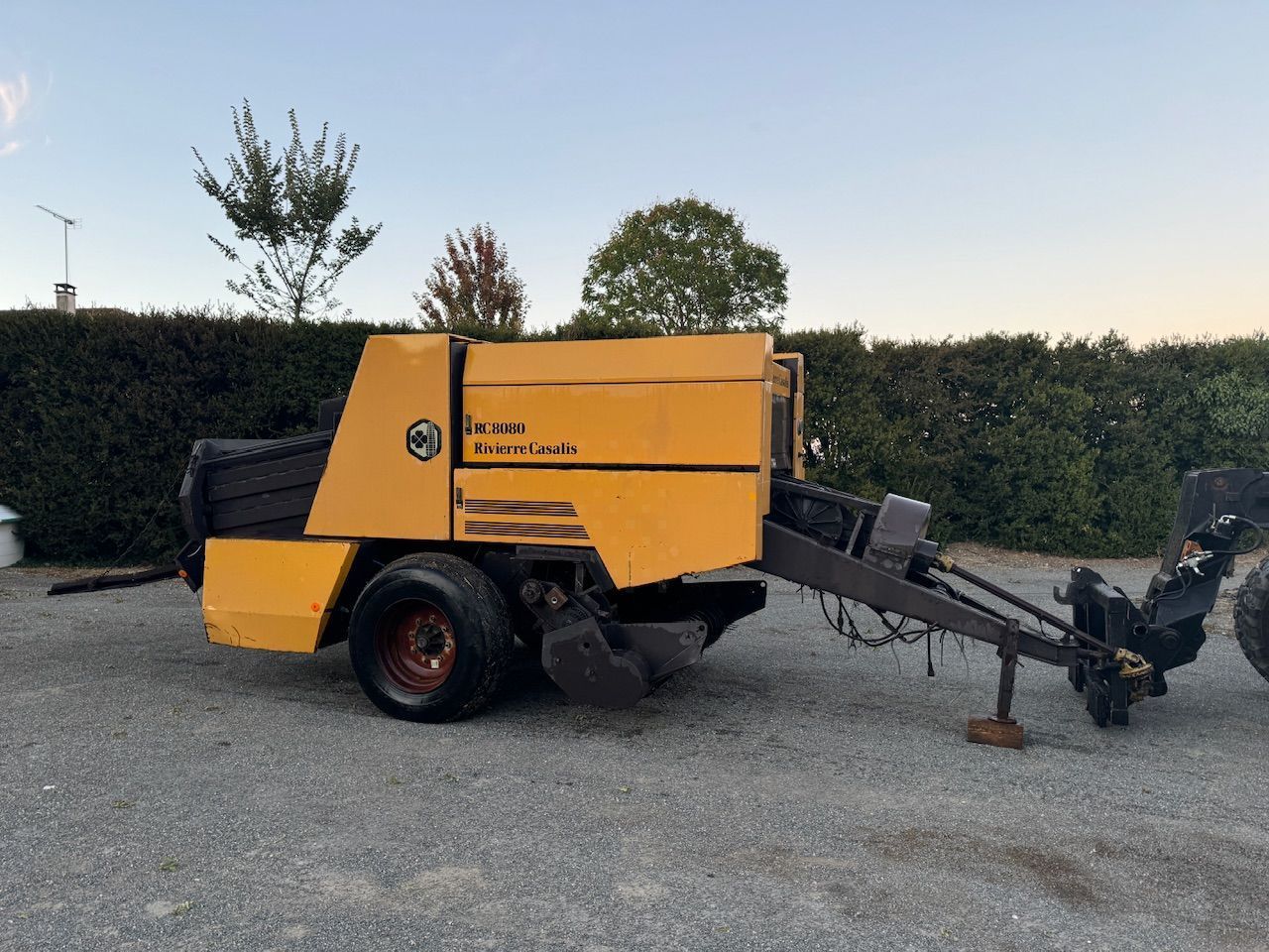E-FARM: Rivière Casalis rc 8080 - Empacadora - id UGHIVED - 5000 € - Año: 1990 - Francia
