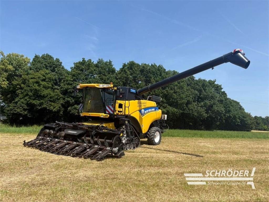 E-FARM: New Holland CR 8080 SCR - Moissoneuse-batteuse - id UWQWA6Z - 119 885 € - Année: 2013 - Lecture du nombre d'heure: 3 900,Allemagne