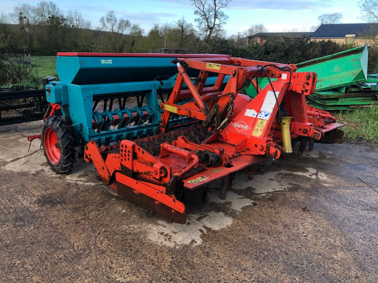 E-FARM: Kuhn hr 3003 d - Herse rotative - id RHWLE7A - 6 900 € - Année: 2001 - France
