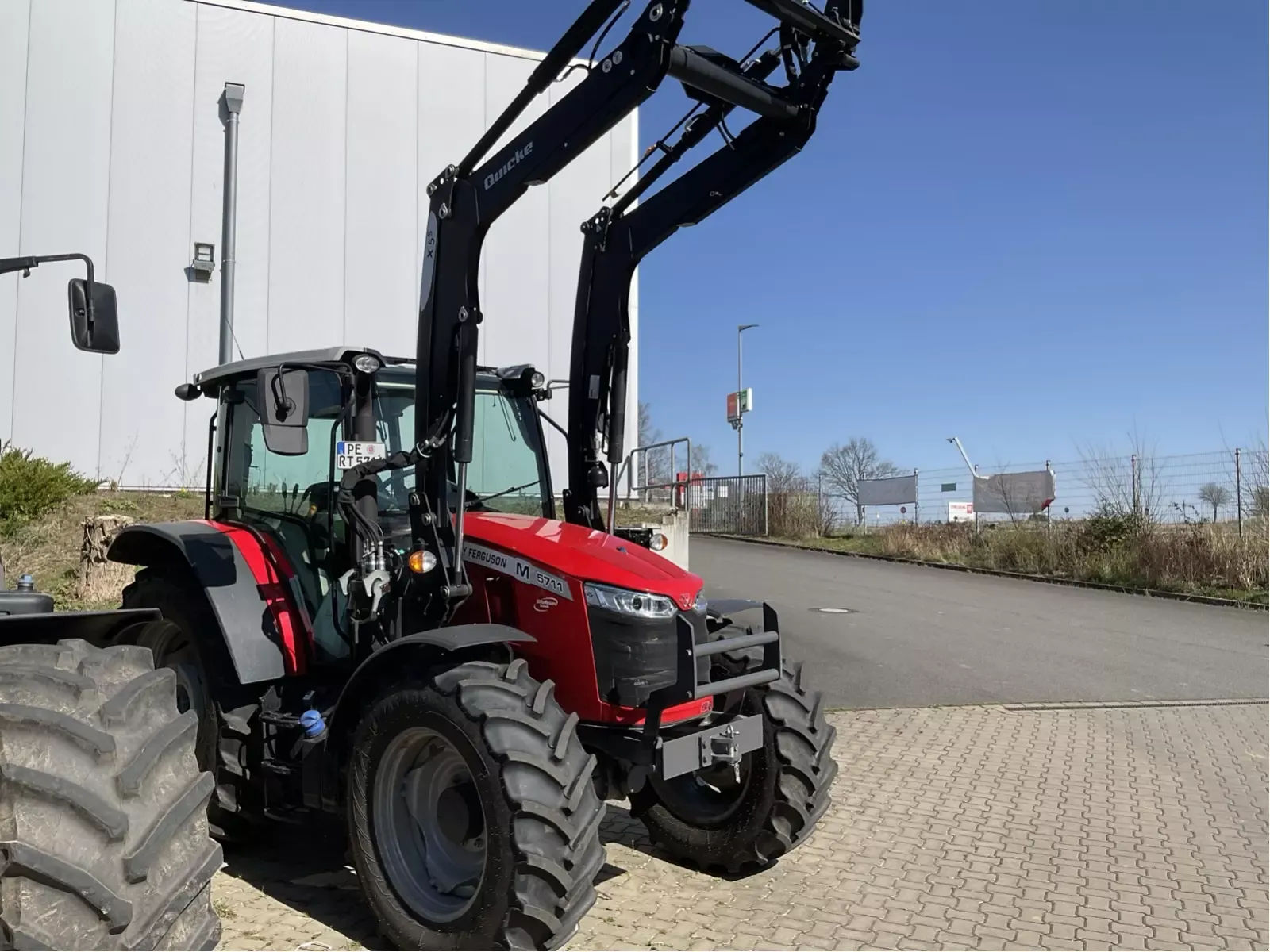E-FARM: Massey Ferguson 5711M - Tractor - id W3AQXML - Año: 2023 - Potencia del motor: 115,Alemania