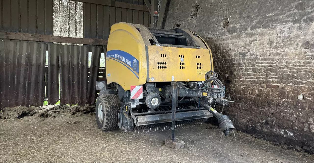 E-FARM: New Holland Roll-Belt 180 Superfeed - Πρέσσα - id JBIWJAC - 28.000 € - Χρονία: 2021 - Συνολικός αριθμός παραχθέντων δεμάτων: 12.246,Γαλλία