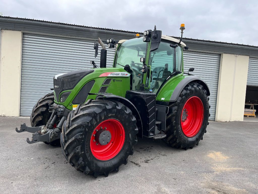E-FARM: Fendt 720 Vario Power - Tractor - id PUVYV2B - €105,000 - Year of construction: 2018 - Engine hours: 4,300,Engine power (HP): 200,France