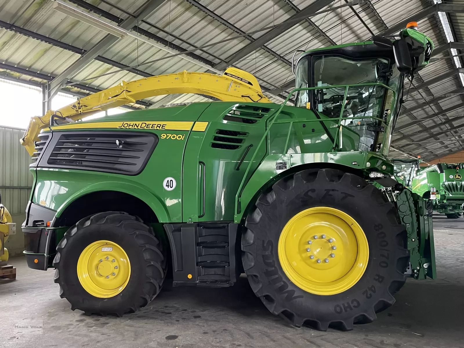 E-FARM: John Deere 9700 - Self propelled forage harvester - id R2BASST - €399,000 - Year of construction: 2022 - Engine hours: 10,Engine power (HP): 822,Germany