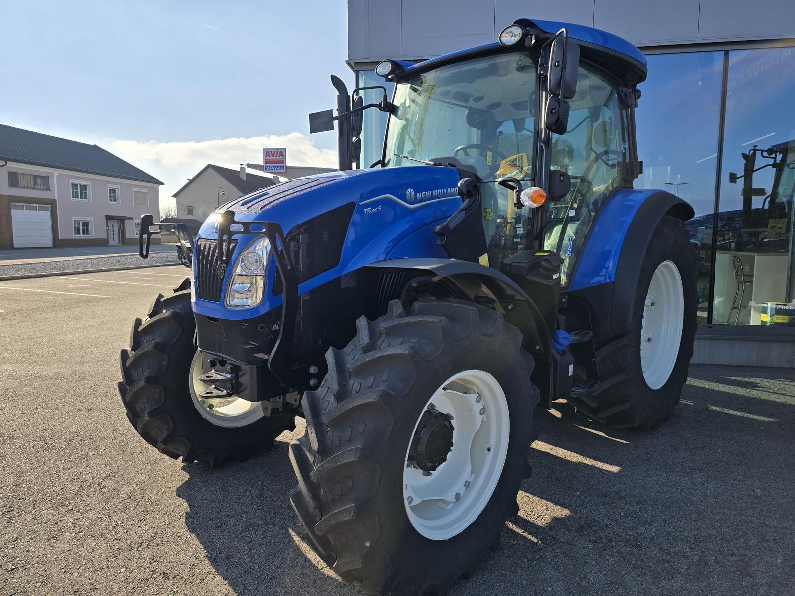 E-FARM: New Holland T5.90 - Trattore - id 9YS1S7E - 41.250 € - Anno di costruzione: 2024 - Ore: 10,Potenza del motore: 90,Austria