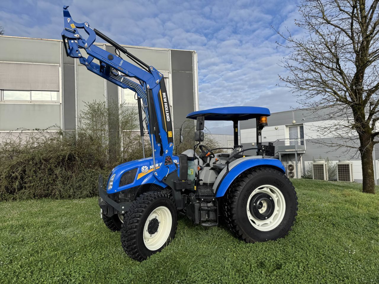E-FARM: New Holland T4.75 S - Traktor - id UNHJKLI - 44 500 € - Rok produkcji: 2022 - Motogodziny: 660,Moc silnika: 75,Francja