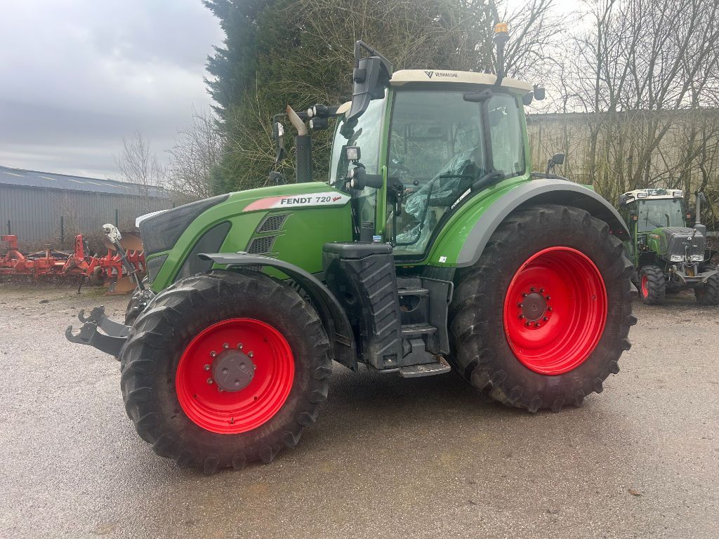 E-FARM: Fendt 720 Vario - Tractor - id JSLBBU8 - €95,000 - Year of construction: 2019 - Engine hours: 6,850,Engine power (HP): 200,France