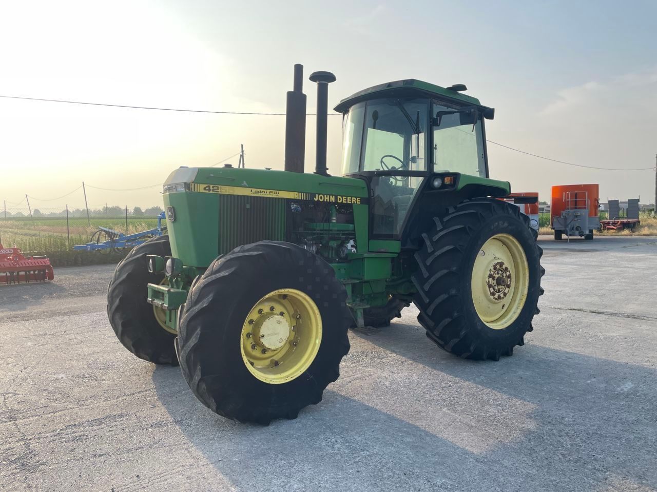 E-FARM: John Deere 4255 - Traktor - id BFL1QKP - 16.000 € - Baujahr: 1991 - Abgelesene Motorstunden: 10.000,Motorleistung (PS): 150,Italien