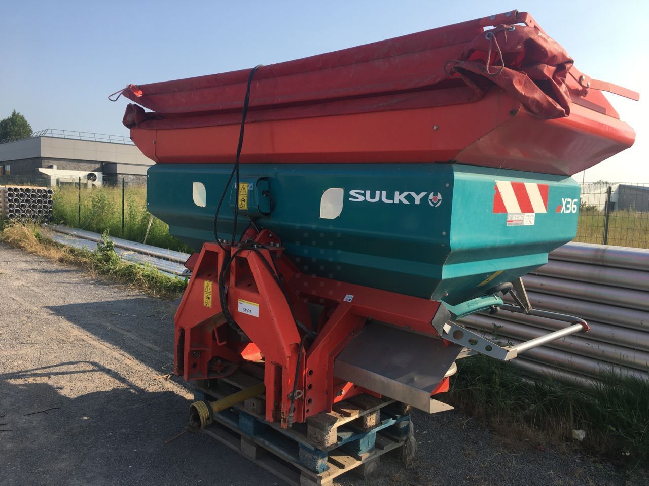 E-FARM: sulky x36 - Fertiliser spreader - id MMUZ9VF - €3,900 - Year of construction: 2010 - France