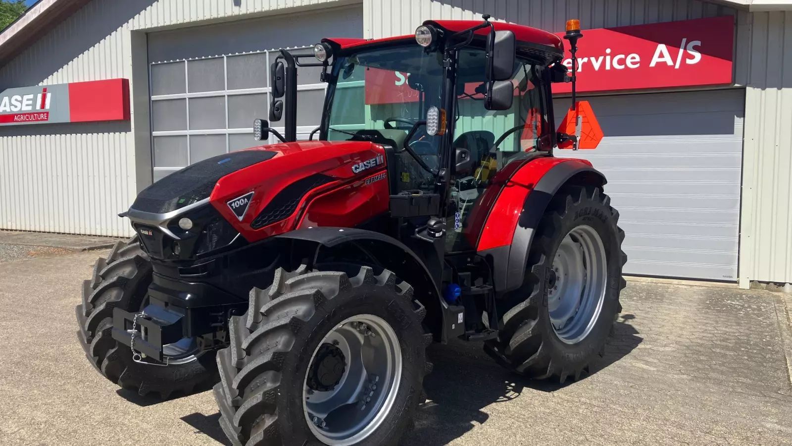 Case IH Farmall 100 Tractor
