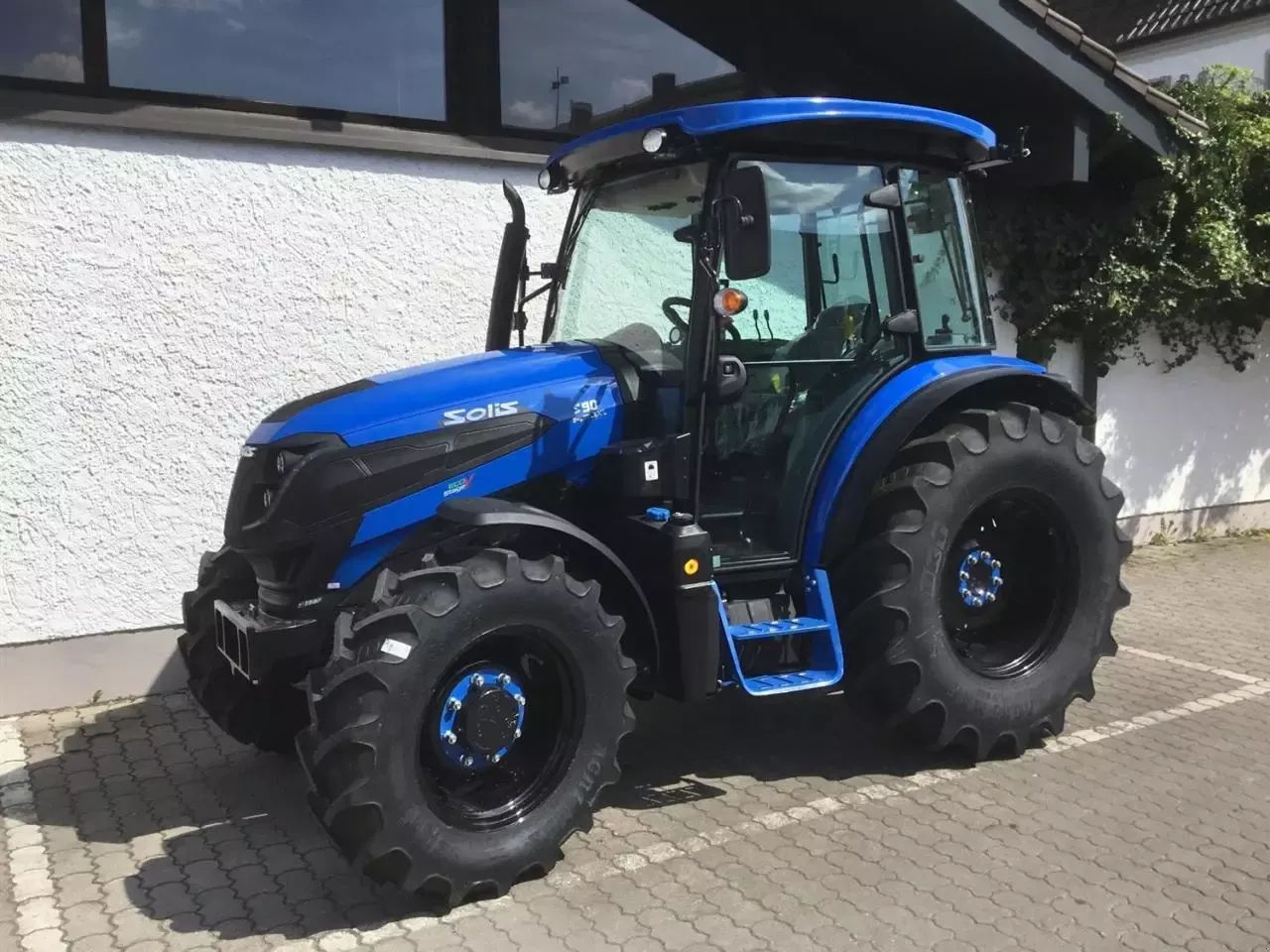E-FARM: Solis 90 stage v kabine - Trattore - id 4EFBZY5 - Anno di costruzione: 2025 - Potenza del motore: 90,Germania