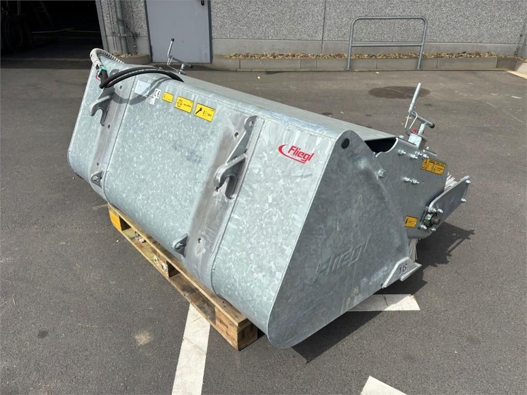 Fliegl kehrmaschine inkl. schwerguts. powerpro Attachment €2,750