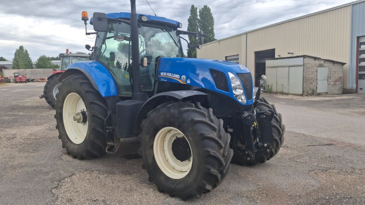 E-FARM: New Holland T7.250 - Traktor - id PC9GP3Q - 63.000 € - Baujahr: 2013 - Abgelesene Motorstunden: 4.750,Motorleistung (PS): 270,Frankreich