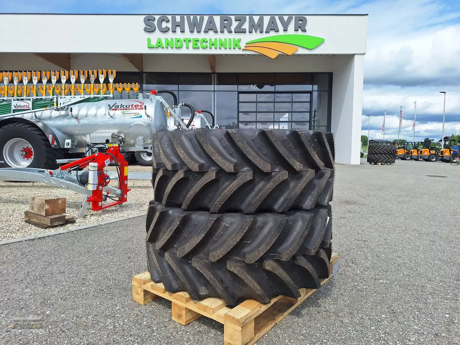 E-FARM: BKT 440/65r24 - Wheel and track - id BALNSRL - Austria