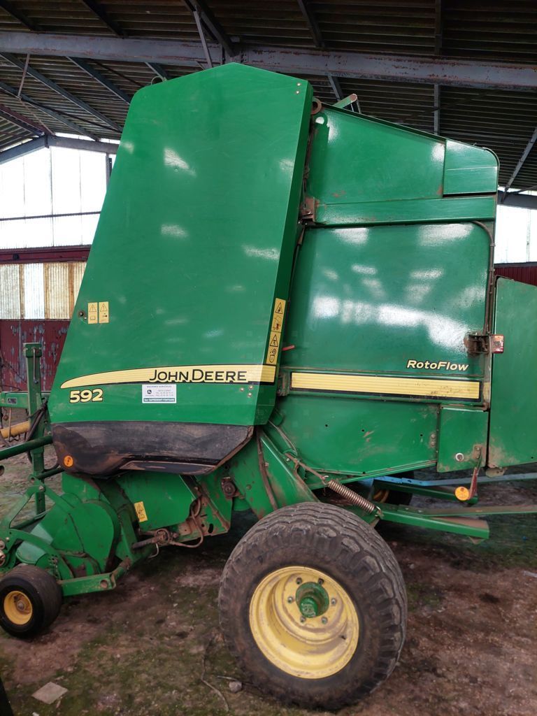E-FARM: John Deere 592 - Presă de balotat - id XUEFC1J - 13.000 EUR - Anul: 2010 - Franța