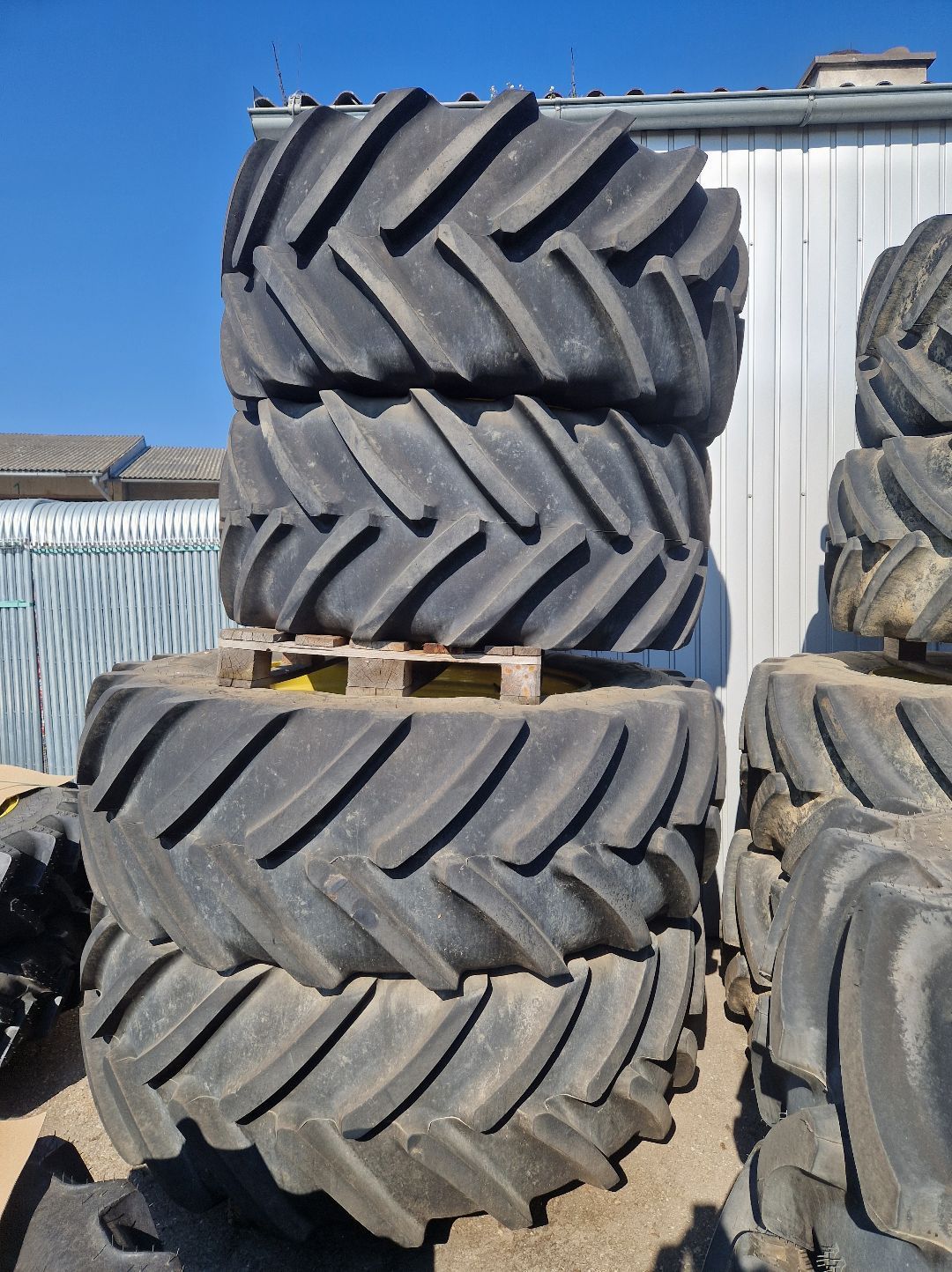 MICHELIN 650/65R42 & 600/65R28 Wheel and track €7,417