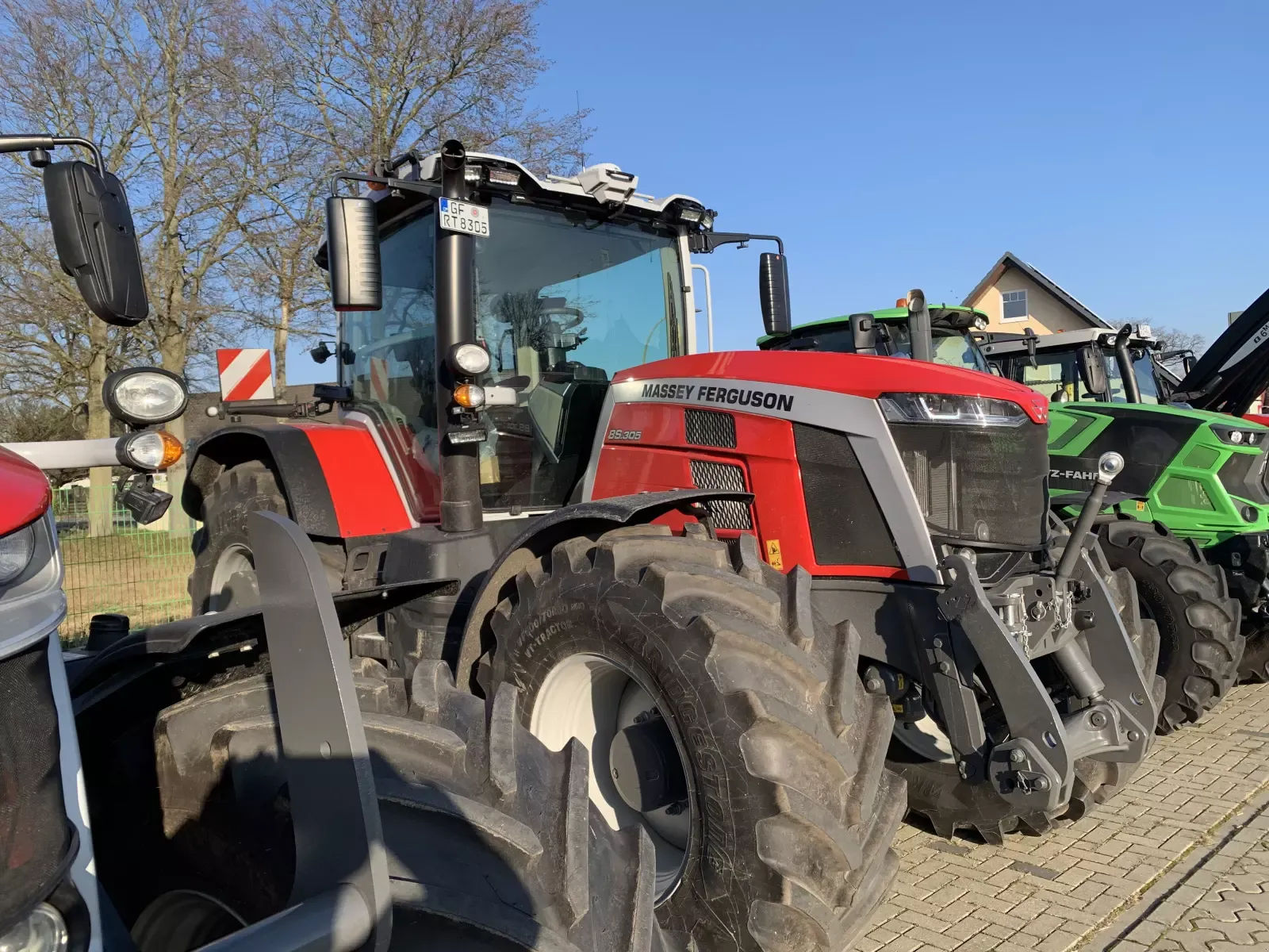 E-FARM: Massey Ferguson 8S.305 Exclusive - Tractor - id GRBJ78L - €163,000 - Year of construction: 2022 - Engine hours: 950,Engine power (HP): 305,Germany
