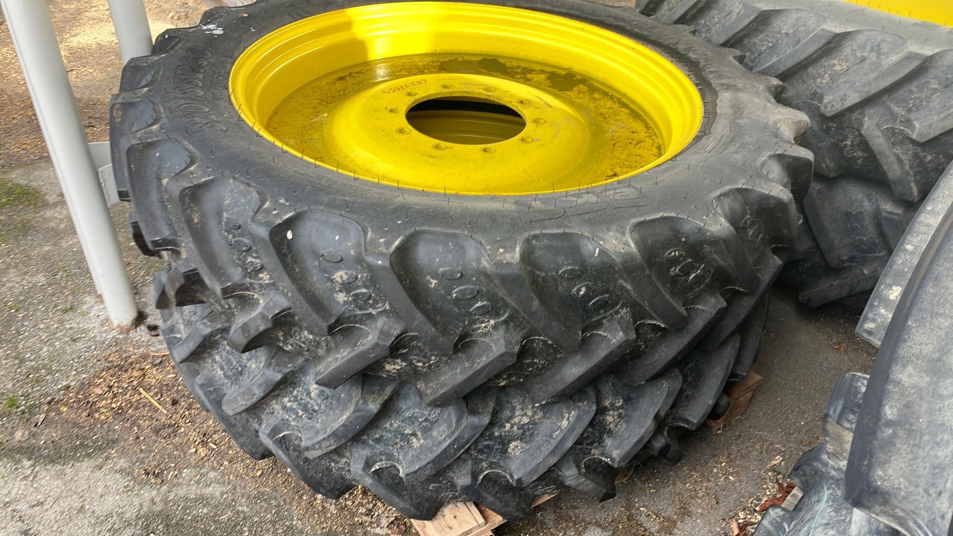 E-FARM: TRINKER 380/90R50 und 320/85R38 - Räder und Raupenlaufwerk - id YIWXGYZ - 6.000 € - Baujahr: 2018 - Österreich