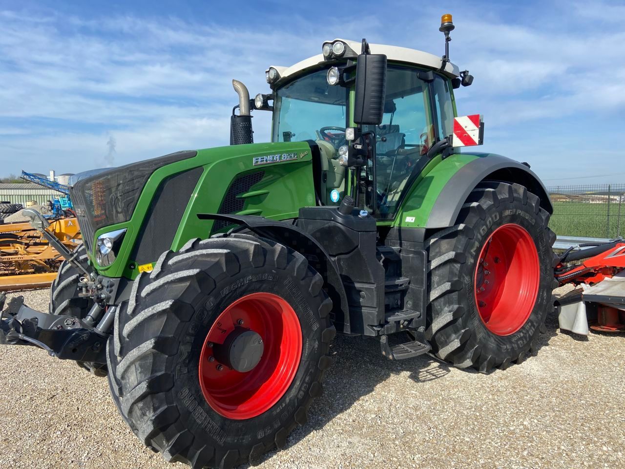 E-FARM: Fendt 826 Vario - Tractor - id QQ8USKB - Year of construction: 2020 - Engine hours: 3,300,Engine power (HP): 265,France