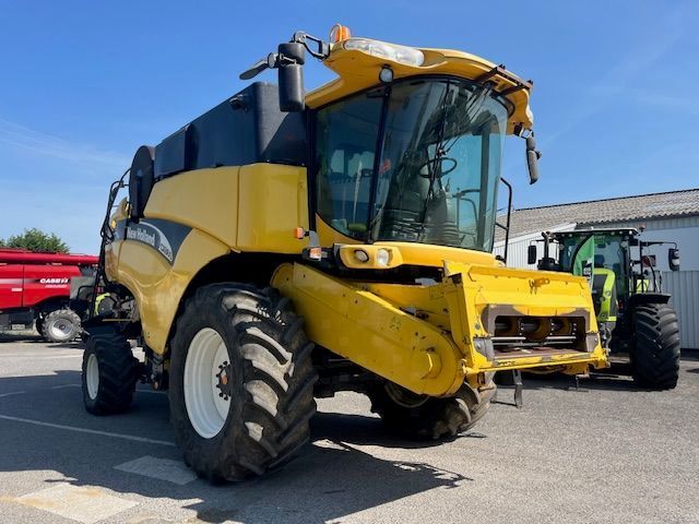E-FARM: New Holland CX 860 N - Mähdrescher - id MF5PYA5 - 81.900 € - Baujahr: 2004 - Abgelesene Motorstunden: 2.280,Motorleistung (PS): 300,Frankreich