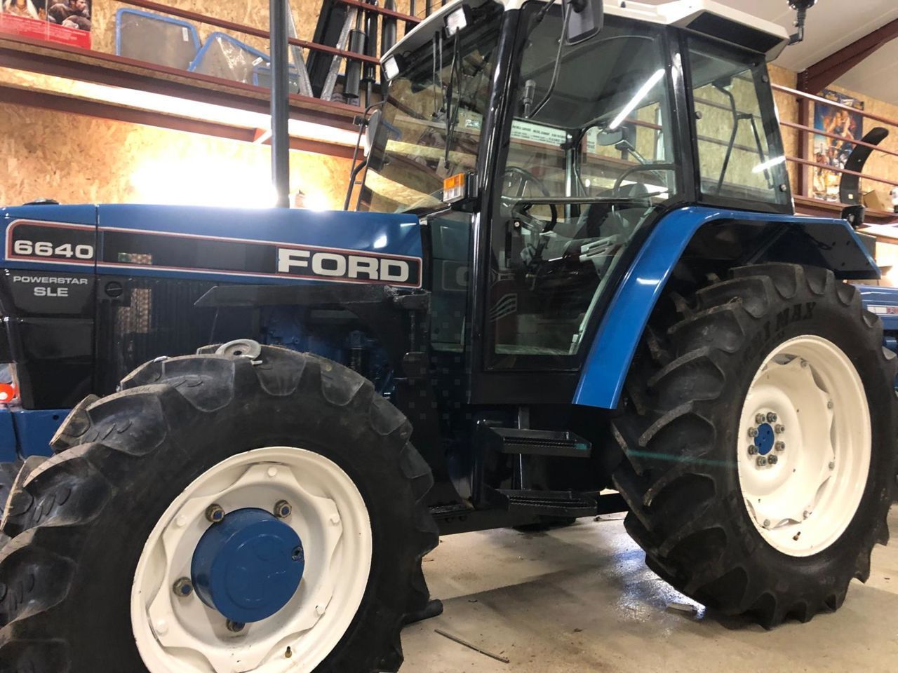 Ford 6640 sle + chargeur mailleux + godet Tractor 25.000 €