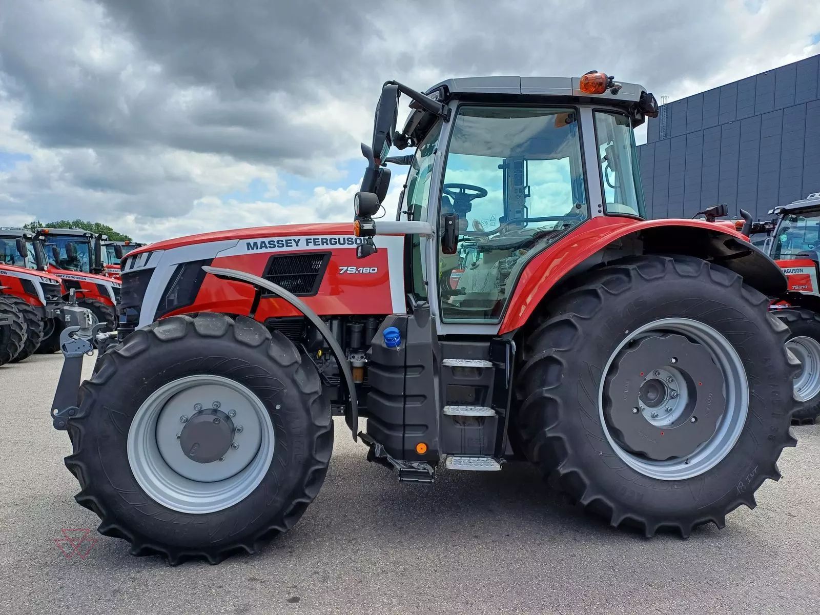 E-FARM: Massey Ferguson MF 7S.180 - Traktor - id VLBM7DT - 129.000 € - Baujahr: 2023 - Motorleistung (PS): 201,Österreich